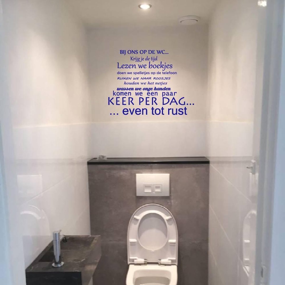 Muursticker Bij Ons Op De Wc - Donkerblauw - 60 x 46 cm - toilet