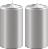 2x Metallic zilveren cilinderkaarsen/stompkaarsen 6 x 10 cm 36 branduren - Geurloze kaarsen metallic zilver - Woondecoraties