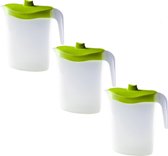 3x Waterkannen/sapkannen met groene deksel 1,5 liter 9 x 21 x 23 cm kunststof - Compact formaat schenkkannen die in de koelkastdeur past - Sapkannen/waterkannen/schenkkannen/limonadekannen