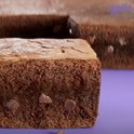 Milka Choco Brownie met chocoladestukjes en een zachte textuur.