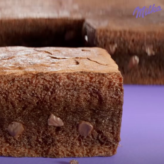 Milka Choco Brownie met chocoladestukjes en een zachte textuur.