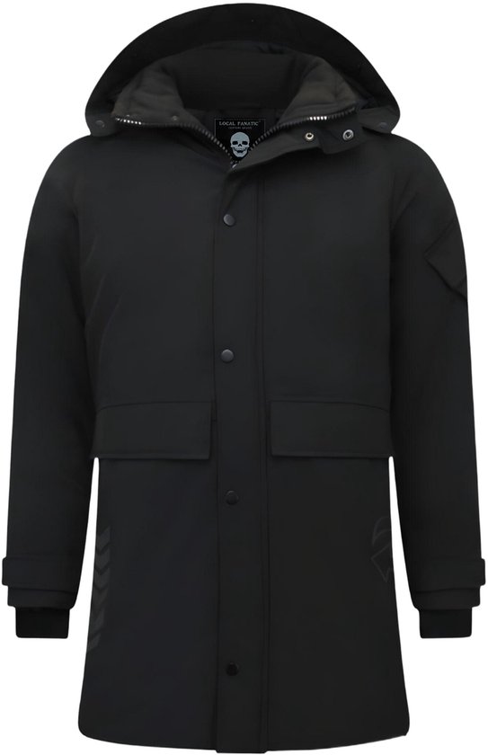 Zwarte lange parka jas met capuchon, twee borstzakken, drukknoopsluiting en label 'LOCAL FANATIC'.