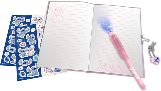 Roze dagboek met blad van het Disneyfiguur Stitch. Met pen en sleutel.