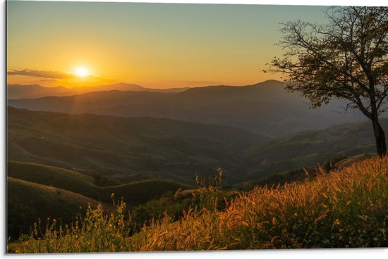 Dibond - Zonsondergang in Groenkleurig Berggebied - 75x50 cm Foto op Aluminium (Met Ophangsysteem)