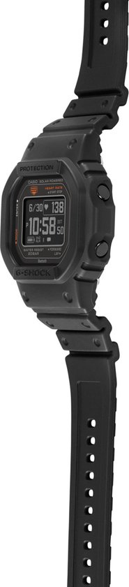 Profiel van een zwart G-Shock horloge met digitaal display, dat de tijd en andere gegevens toont.