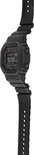 Profiel van een zwart G-Shock horloge met digitaal display, dat de tijd en andere gegevens toont.