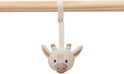 Witte gebreide giraffe knuffel met bruine accenten, hangend aan een houten stok.