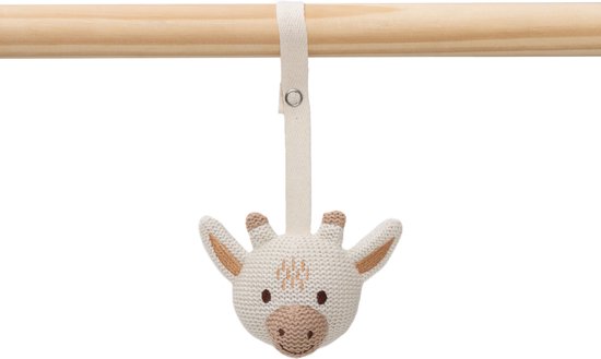 Witte gebreide giraffe knuffel met bruine accenten, hangend aan een houten stok.