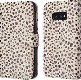 iMoshion Hoesje Geschikt voor Samsung Galaxy S10e Hoesje Met Pasjeshouder - iMoshion Design Bookcase smartphone - Meerkleurig / Black And White Dots