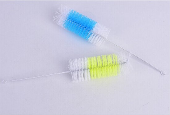Twee flesborstels: één met blauw-witte borstelharen, één met neongeel-witte borstelharen.