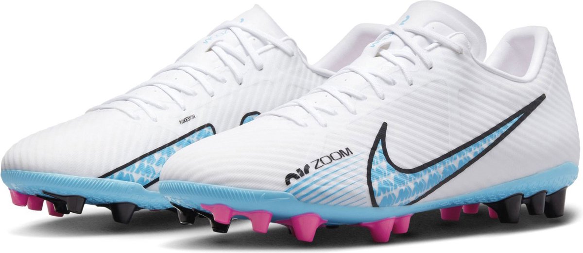 Nike Zoom Vapor 15 Academy AG voetbalschoenen in maat 47.5, wit met blauwe en roze accenten, vetersluiting en dunne NikeSk...