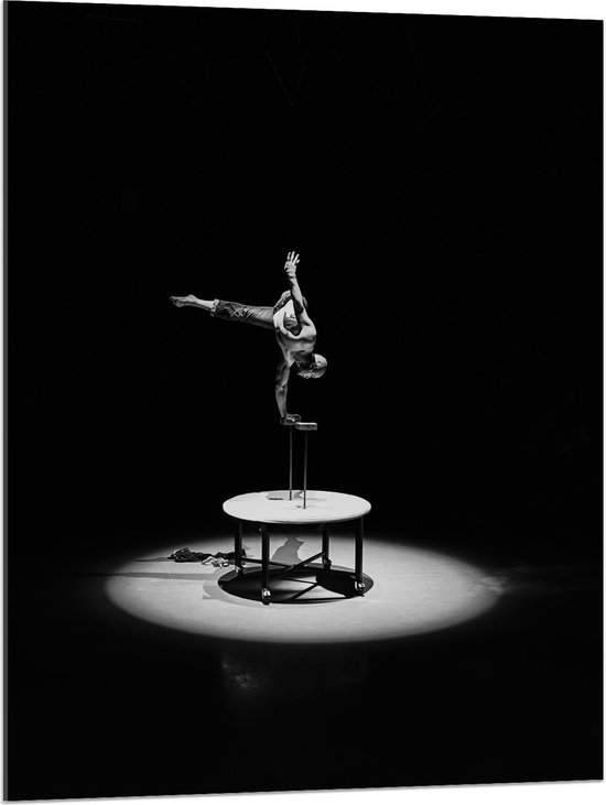 Acrylglas - Acrobaat op Donker Podium (Zwart-wit) - 75x100 cm Foto op Acrylglas (Met Ophangsysteem)