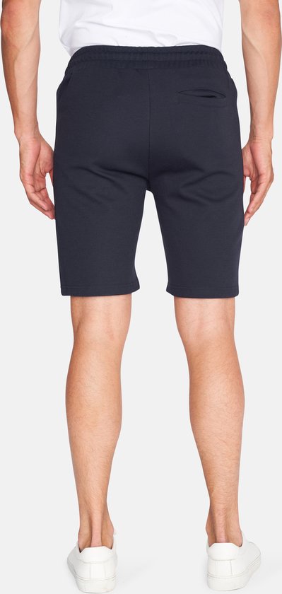 Achterkant van een man die een donkerblauwe korte broek draagt, met trekkoord en een enkele achterzak.