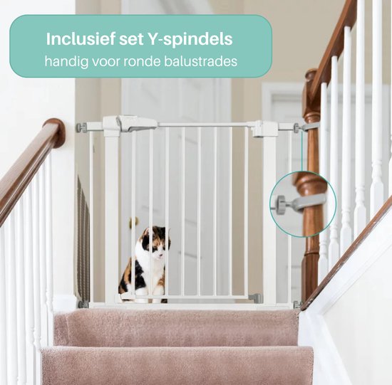 Wit traphekje op een trap, inclusief Y-spindels voor bevestiging aan ronde balustrades. Een kat zit achter het hekje.