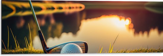 Dibond - Golf - Golfbal - Golfclub - Zonsondergang - Gras - Water - 90x30 cm Foto op Aluminium (Met Ophangsysteem)
