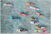 Poster Glanzend – Bovenaanzicht van Groep Surfers op Verschillende Kleuren Planken - 105x70 cm Foto op Posterpapier met Glanzende Afwerking