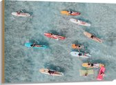 Hout - Bovenaanzicht van Groep Surfers op Verschillende Kleuren Planken - 100x75 cm - 9 mm dik - Foto op Hout (Met Ophangsysteem)