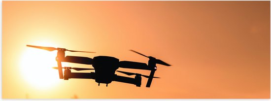 Poster (Mat) - Silhouet van Laagvliegende Drone bij Zonsondergang - 90x30 cm Foto op Posterpapier met een Matte look
