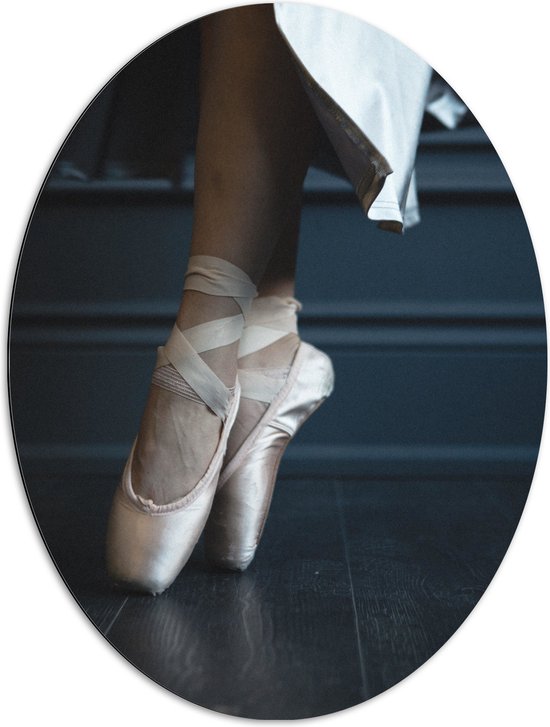 Dibond Ovaal - Ballerina aan het Dansen op Spitzen - 72x96 cm Foto op Ovaal (Met Ophangsysteem)