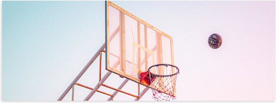 Poster Glanzend – Bal Vallend in Basket onder Blauwe Lucht - 90x30 cm Foto op Posterpapier met Glanzende Afwerking