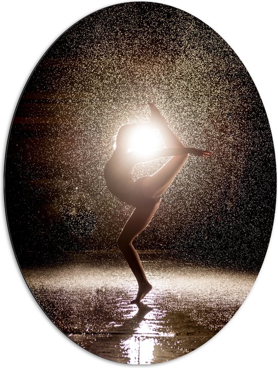 Dibond Ovaal - Ballerina Danseres in de Regen bij Fel Licht - 72x96 cm Foto op Ovaal (Met Ophangsysteem)