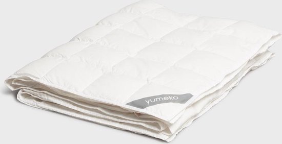 Wit ganzendons dekbed met ruitpatroon en label 'yumeko', op een grijze achtergrond.