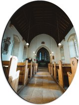 Dibond Ovaal - Middenpad van Klein Religieus Kapelletje - 30x40 cm Foto op Ovaal (Met Ophangsysteem)