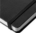 Close-up van de hoek van een zwart notitieboek met elastische band.