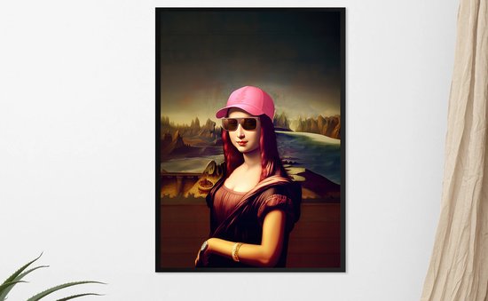 Poster van de Mona Lisa in een hippe moderne stijl uit 2023. Meteen stoere pet en zonnebril op. 30x40cm met zwarte kunststof wissellijst