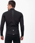 Man, achterkant van zwarte Rogelli fietsjack met 'ROGELLI' opdruk en zakken.
