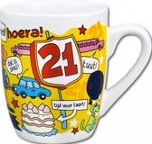 Mok - Sorini Bonbons - Hoera 21 jaar - Cartoon - In cadeauverpakking met gekleurd lint