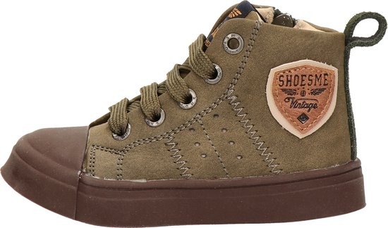 Zijzicht van groene hoge veterschoenen met bruine neus en zool, met een patch aan de zijkant.