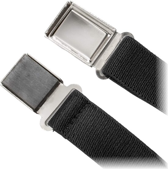 Zwarte elastische riem met magnetische zilveren sluiting.