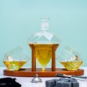 MikaMax Diamant Whiskey Decanter - Deluxe Uitvoering - Whiskey Set - Eiken Standaard - Whiskey Karaf - Whiskey Glazen - Whiskey Stones - Incl. Luxe Cadeauverpakking - 850ml Image