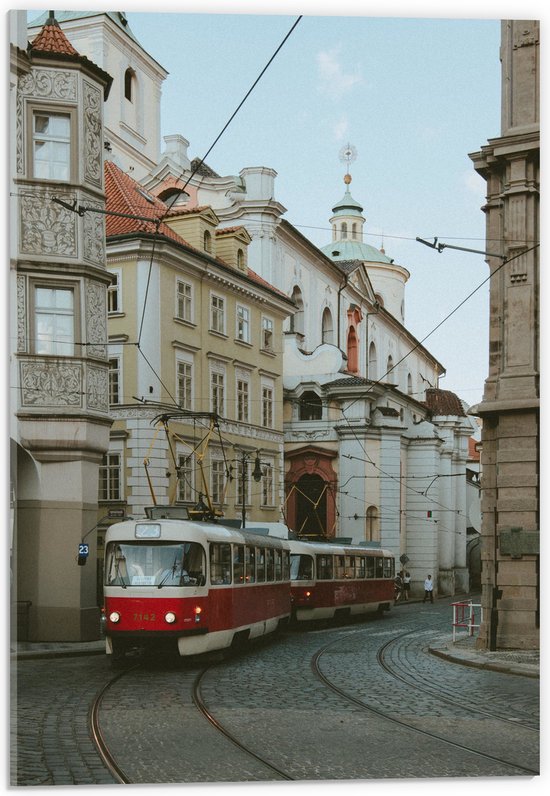 Acrylglas - Roodkleurige Tram rijdend door de Straten van de Stad - 40x60 cm Foto op Acrylglas (Met Ophangsysteem)
