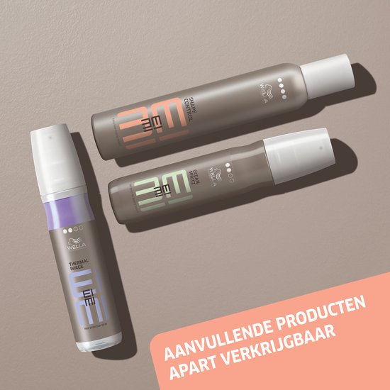 Drie Wella EIMI haarproducten: een paarse, een groene en een bruine spray, liggen op een taupe achtergrond.