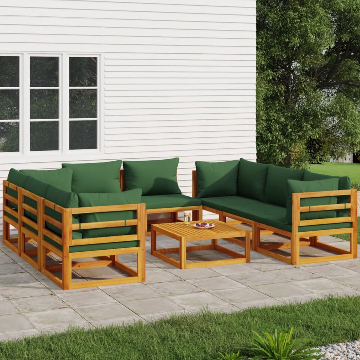 Massief houten loungeset met groene kussens voor buiten.