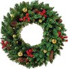 Groene kerstkrans met dennenappels, rode bessen, gouden kerstballen en LED-lampjes.