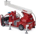 Rode brandweerwagen met open deur, witte ladder, sirene en uitgeschoven steunpoten.