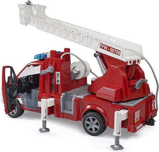 Rode brandweerwagen met open deur, witte ladder, sirene en uitgeschoven steunpoten.