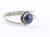 Opengewerkte zilveren ring met lapis lazuli - maat 20.5