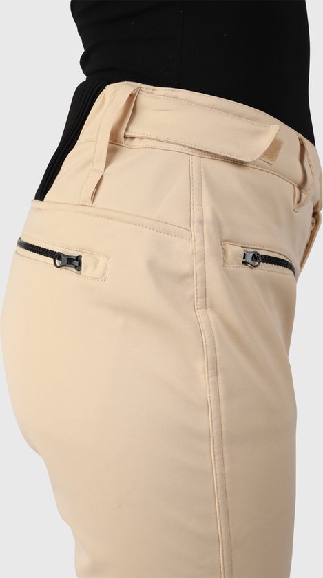 Detail van de achterkant van een beige skibroek met ritszakken.