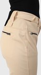 Detail van de achterkant van een beige skibroek met ritszakken.