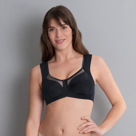 Model draagt een zwarte beugel-bh met mesh-details op de cups en brede bandjes.