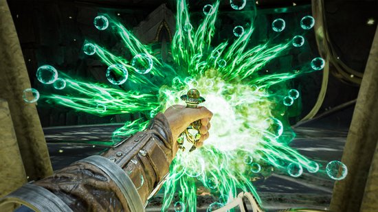 Hand die een betoverde staaf vasthoudt, omringd door explosieve groene magie en bubbels.