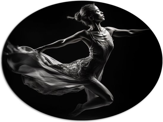 Dibond Ovaal - Ballerina Meisje aan het Dansen (Zwart-wit) - 96x72 cm Foto op Ovaal (Met Ophangsysteem)