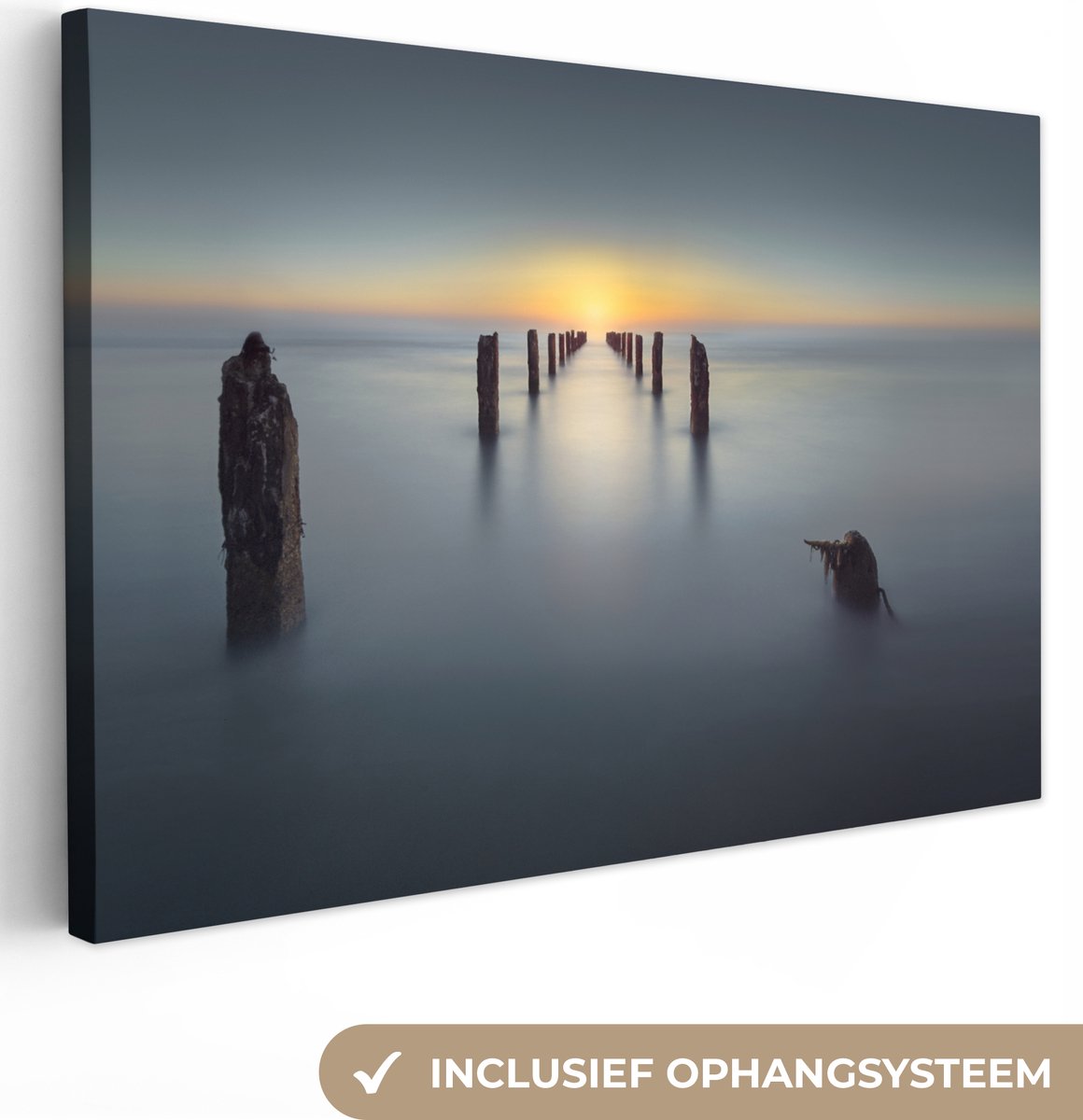 Canvas schilderij 60x40 cm - Wanddecoratie Zee - Zonsondergang - Palen - Landschap - Muurd