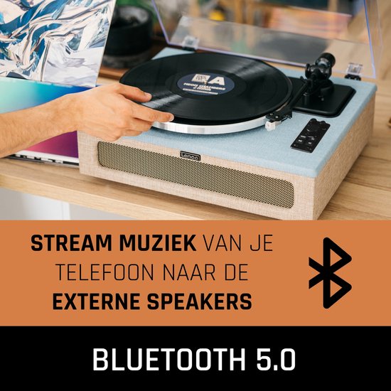 Hand legt plaat op Lenco platenspeler met Bluetooth 5.0. Tekst "Stream muziek van je telefoon naar de externe speakers".