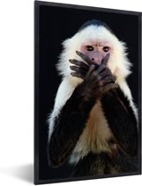 Photo encadrée - Singe capucin Witte sur fond noir cadre photo noir sans passe-partout 40x60 cm - Affiche encadrée (Décoration murale salon / chambre)