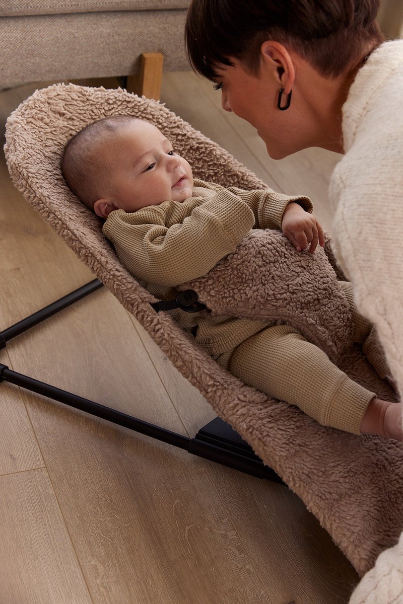 Ukje Hoes Overtrek Wipstoelhoes - Gaat OVER de bekleding van je BabyBjörn wipstoel heen - Met praktische waterdichte binnenvoering - Veilige Oeko-Tex getest - Perfecte Pasvorm - Wasbaar op 30°C Teddy Taupe – foto 3